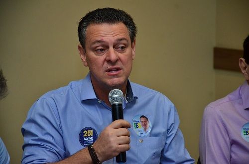 Em programa eleitoral, Fávaro detona adversários na disputa 