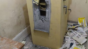 Criminosos invadem agência dos correios e fogem com dinheiro e arma 