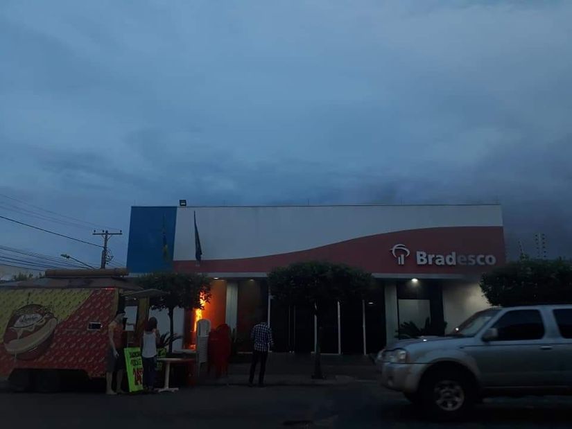 Dupla invade agência do Bradesco e atearam fogo em caixa eletrônico no CPA