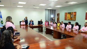 Associação recebe veículo para ajudar na coleta de alimentos para sopão