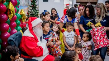 Papai Noel visita pacientes do Hospital Estadual Santa Casa