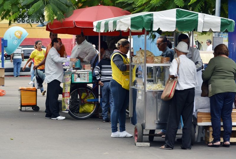 Vendedores de comida de rua terão que se regularizar para permanecer no Centro de Cuiabá