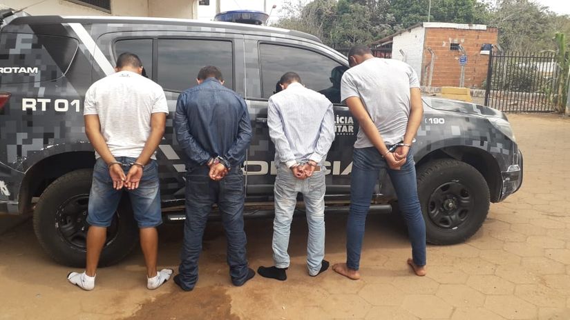 Assaltantes são flagrados pela Rotam com armas de fogo e objetos roubados