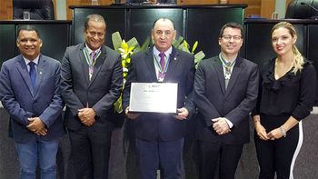 Nininho entrega comenda  Filinto Muller a presidência nacional do BB 