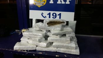 Menor é flagrada pela PRF com 30 kg de maconha em ônibus