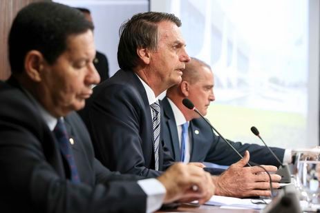 Bolsonaro propõe idade mínima de 62 anos para homem e 57 para mulher