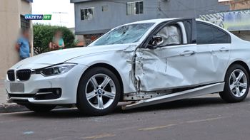 Vídeo mostra motociclista sendo arremessado após se envolver em acidente com BMW
