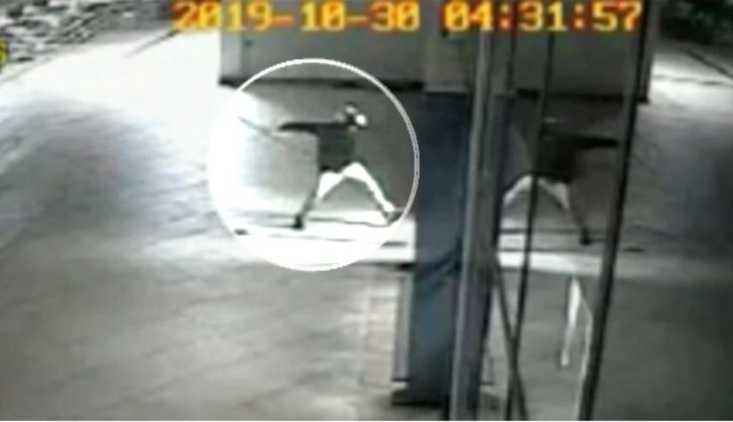 Dupla quebra porta de agência da Caixa e fogem após alarme disparar e PM ser acionada 