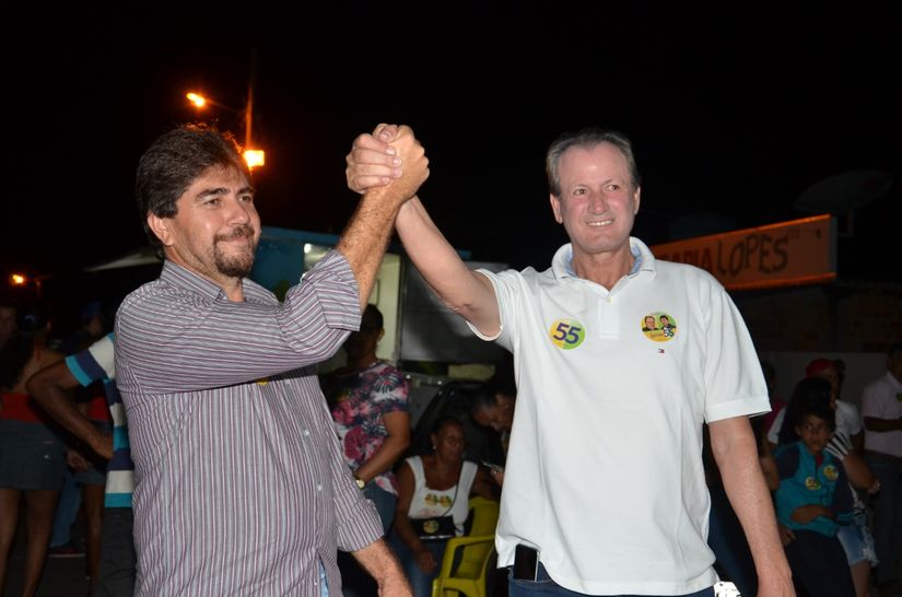 Liderando pesquisa, candidato Jaimão faz comício de encerramento 