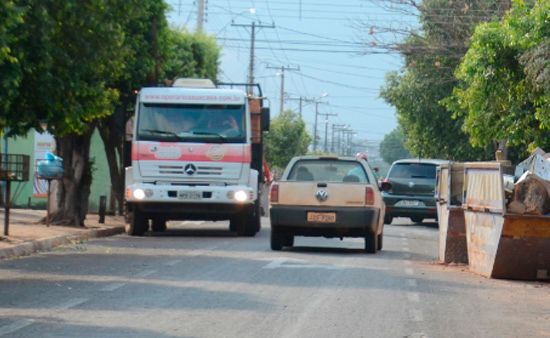 Caminhão de loja de material de construção ignora Leis de Trânsito e estaciona na contra mão