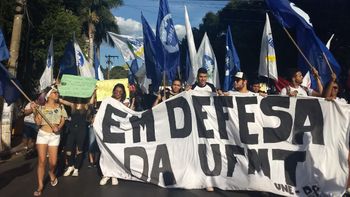 Estudantes manifestam contra governo Bolsonaro  e movimento ganha forças