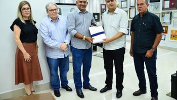 Prefeito entrega estudo técnico da licitação do transporte coletivo