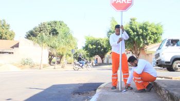 Ruas de Rondonópolis recebem sinalização vertical
