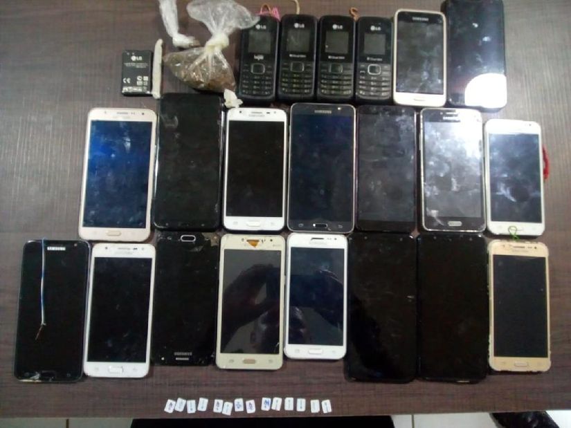 Agentes penitenciários apreendem 31 celulares, 50 chips e drogas