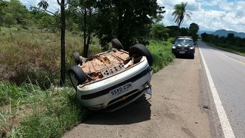 Veículo sai da pista, capota na BR-070 e avô e neta de 10 anos morrem no acidente 