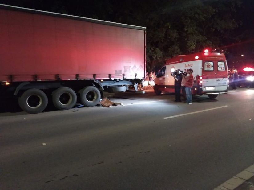 Jovem morre ao bater moto na traseira de caminhão parado na BR-364