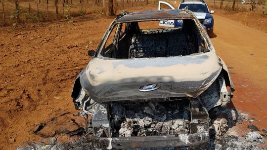 Carro é encontrado incendiado na zona rural de Rondonópolis