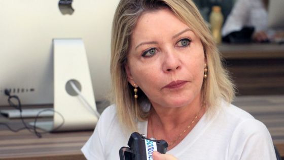 Selma trata repórter com desrespeito e o chama de 'retardado' 