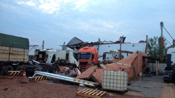 Chuva e vento forte destroem empresa e veículos em Rondonópolis
