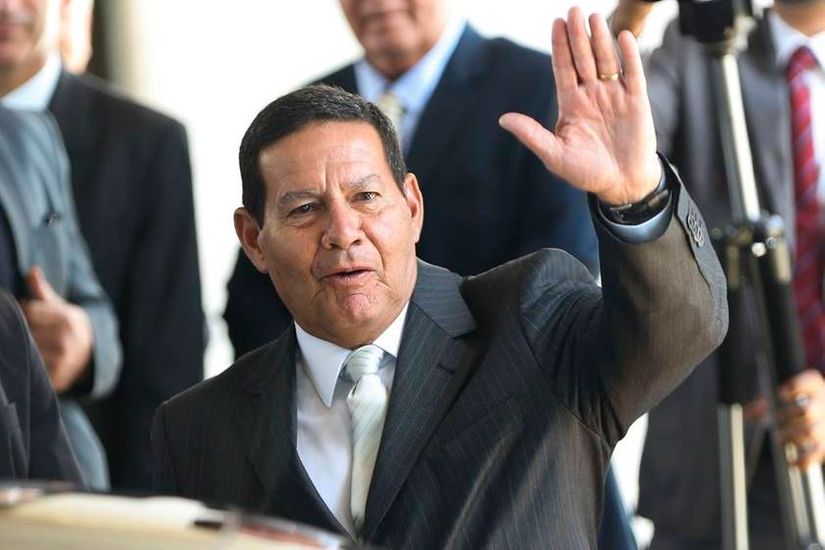 Em visita oficial à China, Mourão reativa comissão sino-brasileira