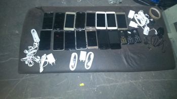 Agente penitenciário é flagrado por colegas com celulares escondidos em pacotes de salgadinhos