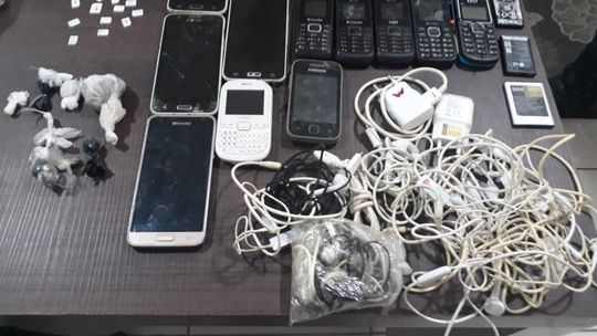 Agentes encontram dezenas de celulares, chips e drogas em celas da Mata Grande 