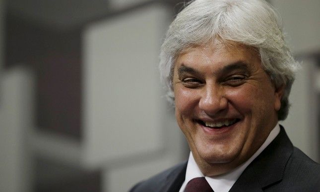 CCJ deve votar relatório pela cassação de Delcídio na segunda-feira