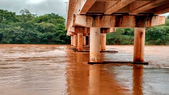 Rio vermelho ultrapassa do nível de alerta da defesa civil