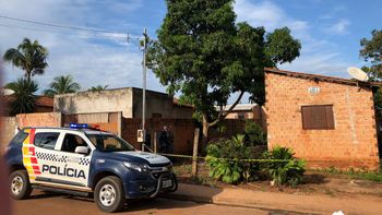 Homem morto a facadas é encontrado pelo irmão no quintal de residência 