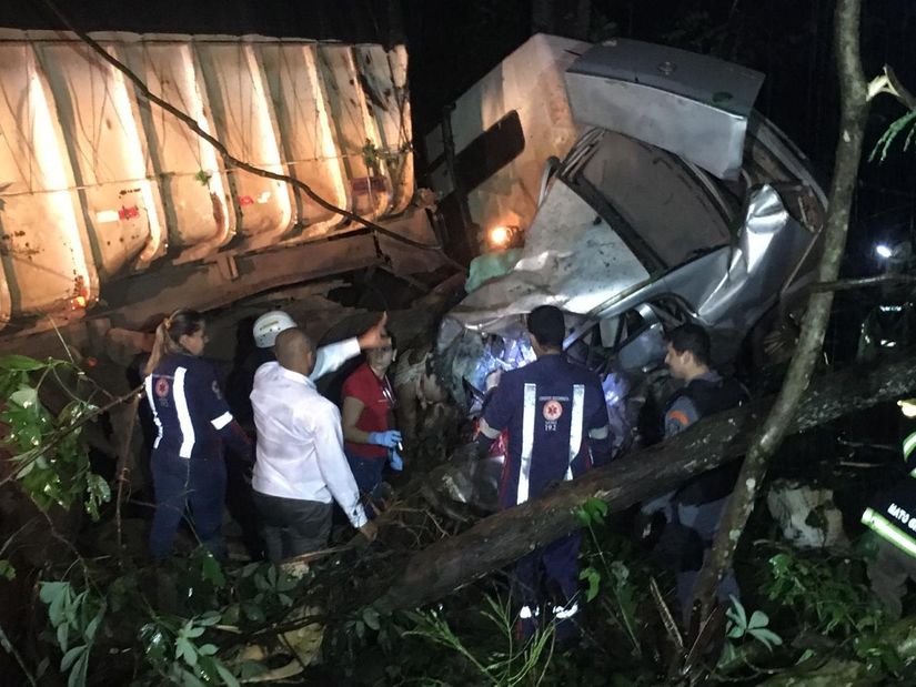 Acidente envolvendo carro e caminhão deixa 4 pessoas mortas na MT-358