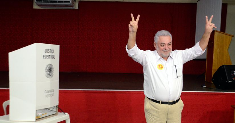 Na companhia da família, Percival Muniz registra voto na urna