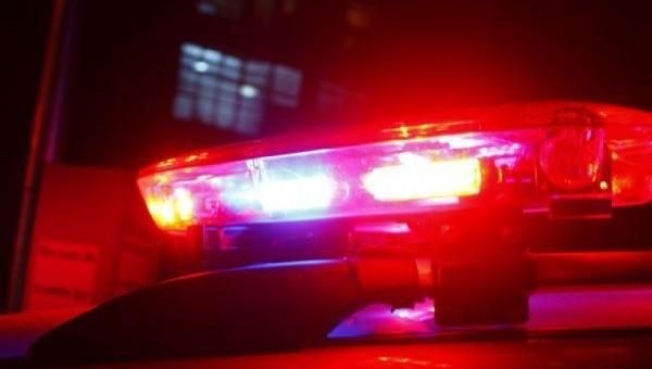 Homem é assassinado a tiros na porta de casa e na frente da esposa durante roubo 