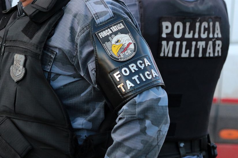 Bandidos tentam roubar veículo, batem carro na fuga e acabam sendo presos
