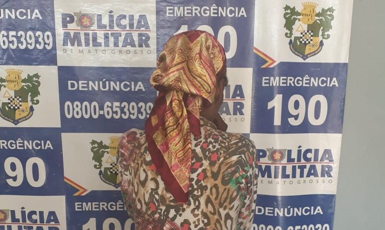 Idosa é flagrada por funcionários de mercado quando furtava garrafas de bebidas alcoólicas