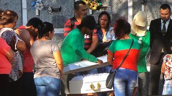 Corpo de criança morta atropelada por carro de mulher de ex-deputado é enterrado