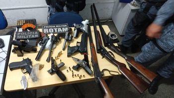 Policiais e agente penitenciário são presos com arsenal dentro residência  