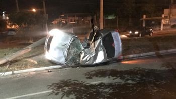 Motorista perde controle da direção após pneu estourar e carro abraça posto em Cuiabá 