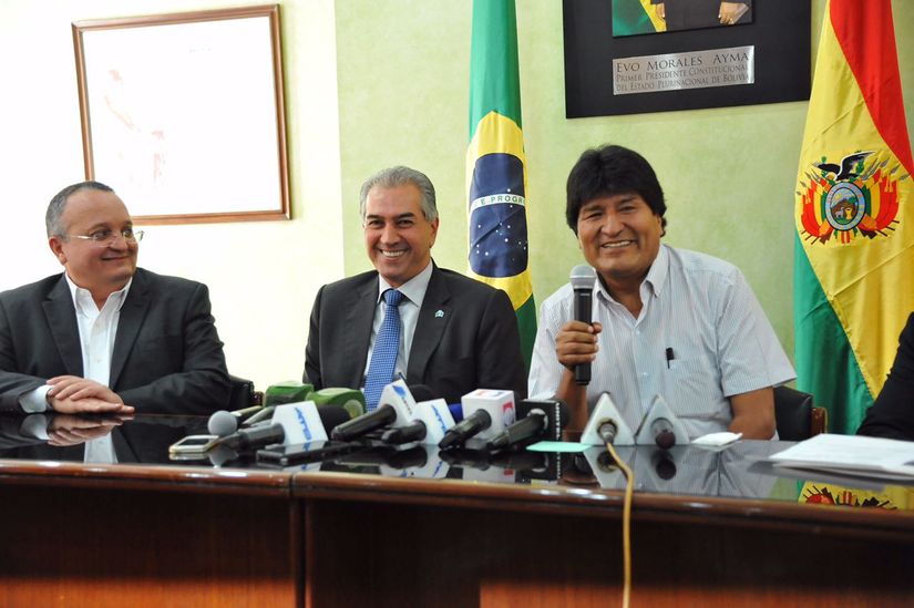Taques retorna à Bolívia com representante de companhia aérea