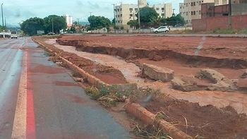 Depois da Coder começar obra pelo meio, chuva leva aterro para porta das casas no Colina Verde