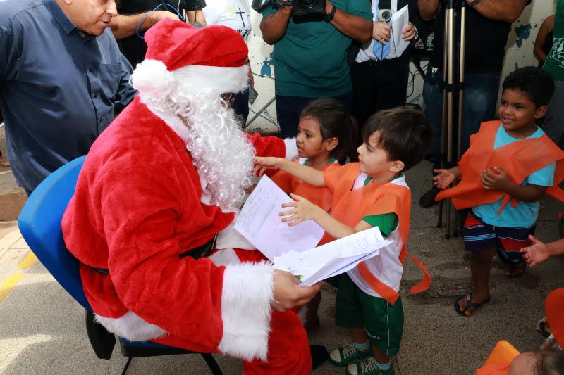 Crianças do Cras Getúlio Vargas entregaram pessoalmente as cartinhas para o Papai Noel