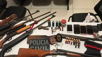 Polícia Civil cumpre mandados e aprende armas e munições durante investigações de homicídio