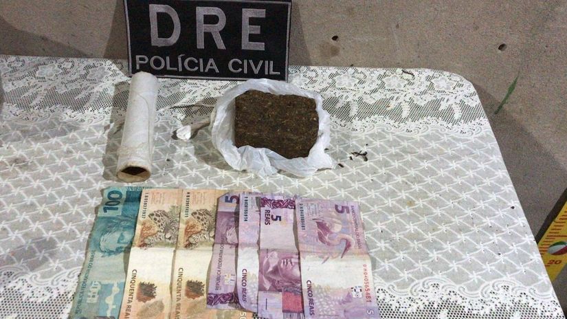 Casal é preso por tráfico em boca de fumo na Capital