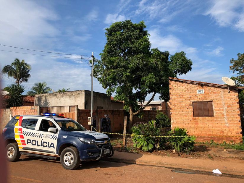 Homem morto a facadas é encontrado pelo irmão no quintal de residência 