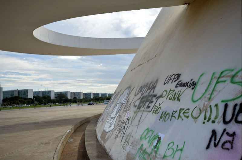 Brasilienses organizam mutirão para limpar pichações no Museu Nacional