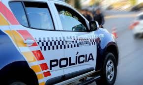 Homem surta, esfaqueia duas pessoas e PM atira em sua perna para conte-lo