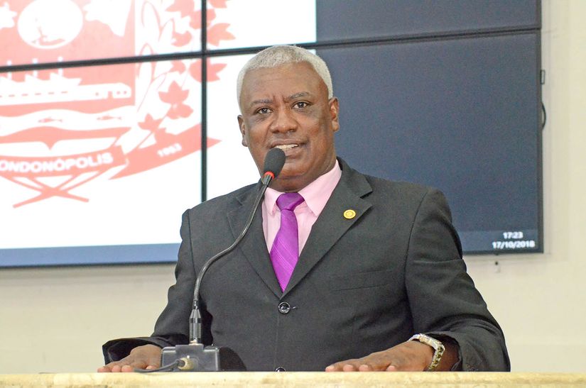 Adonias assume liderança do MDB na Câmara