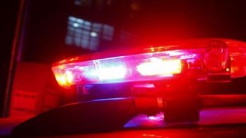Homem é assassinado a tiros na porta de casa e na frente da esposa durante roubo 