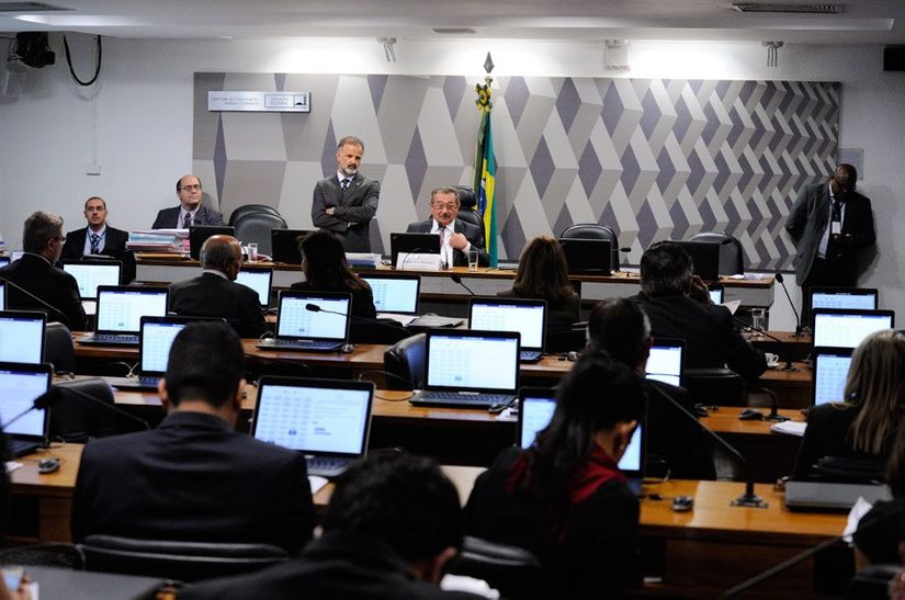 Fim do foro privilegiado, reforma política e teto de gastos foram aprovados na CCJ