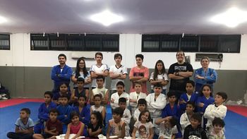 Alunos do projeto Judô e vida ganham kimonos
