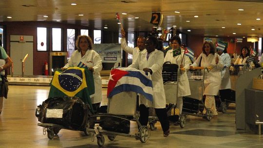 Cuba suspende envio de 710 médicos ao Brasil, diz Ministério da Saúde